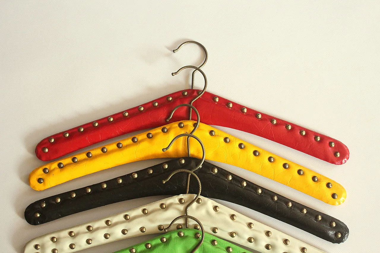 6 appendiabiti per cappotto in legno, pelle e metallo, anni '50 2