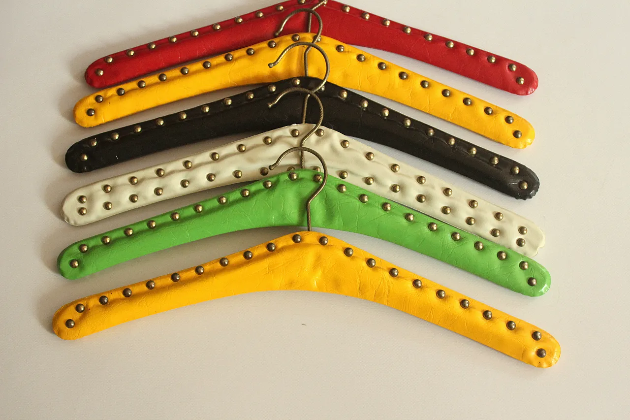 6 appendiabiti per cappotto in legno, pelle e metallo, anni '50 3