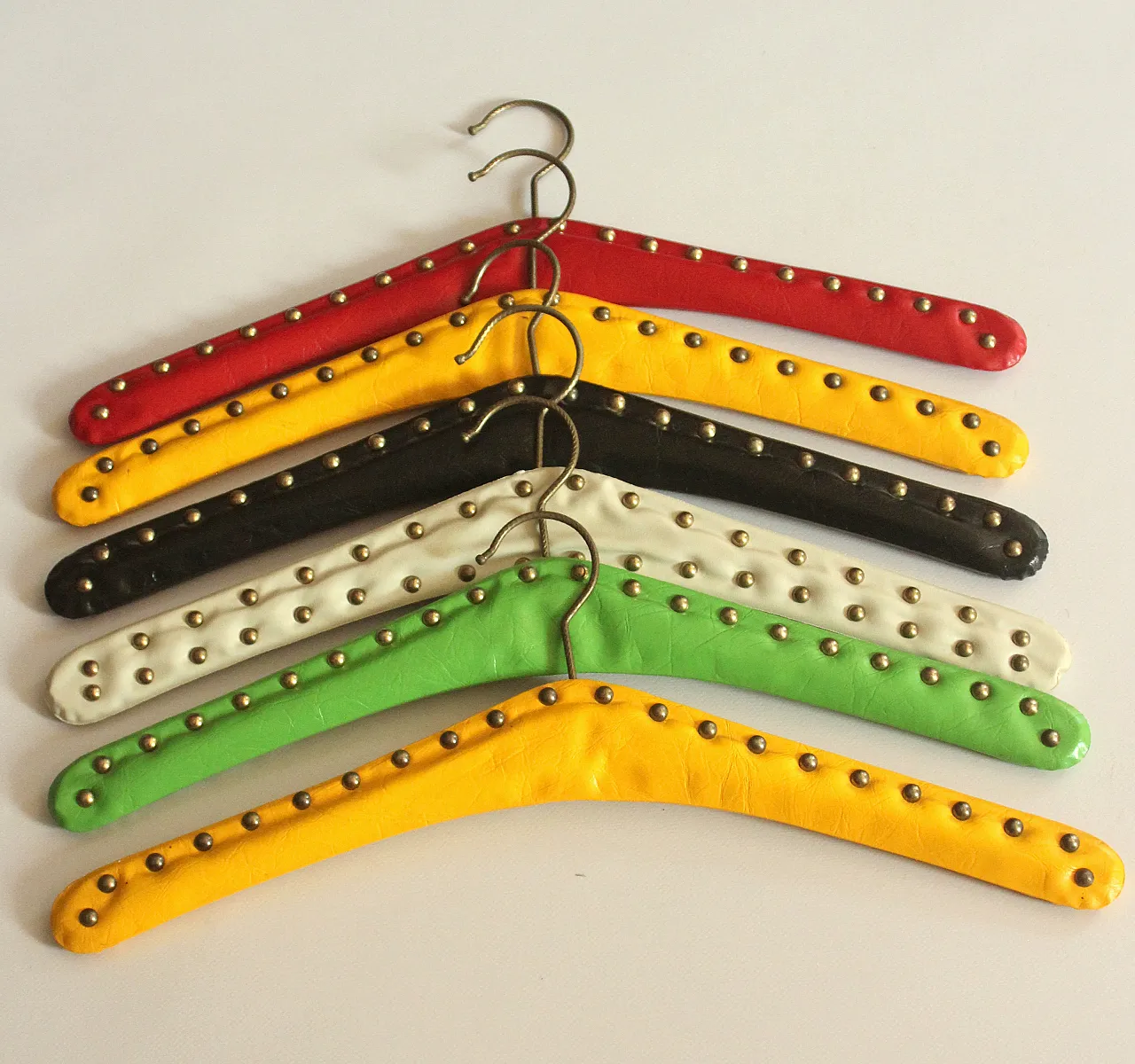 6 appendiabiti per cappotto in legno, pelle e metallo, anni '50 4