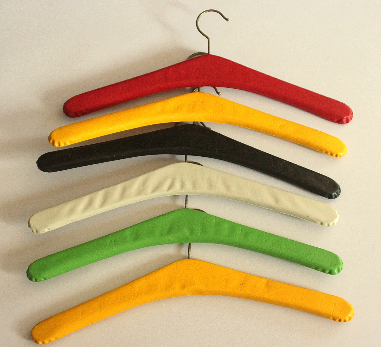 6 appendiabiti per cappotto in legno, pelle e metallo, anni '50 5