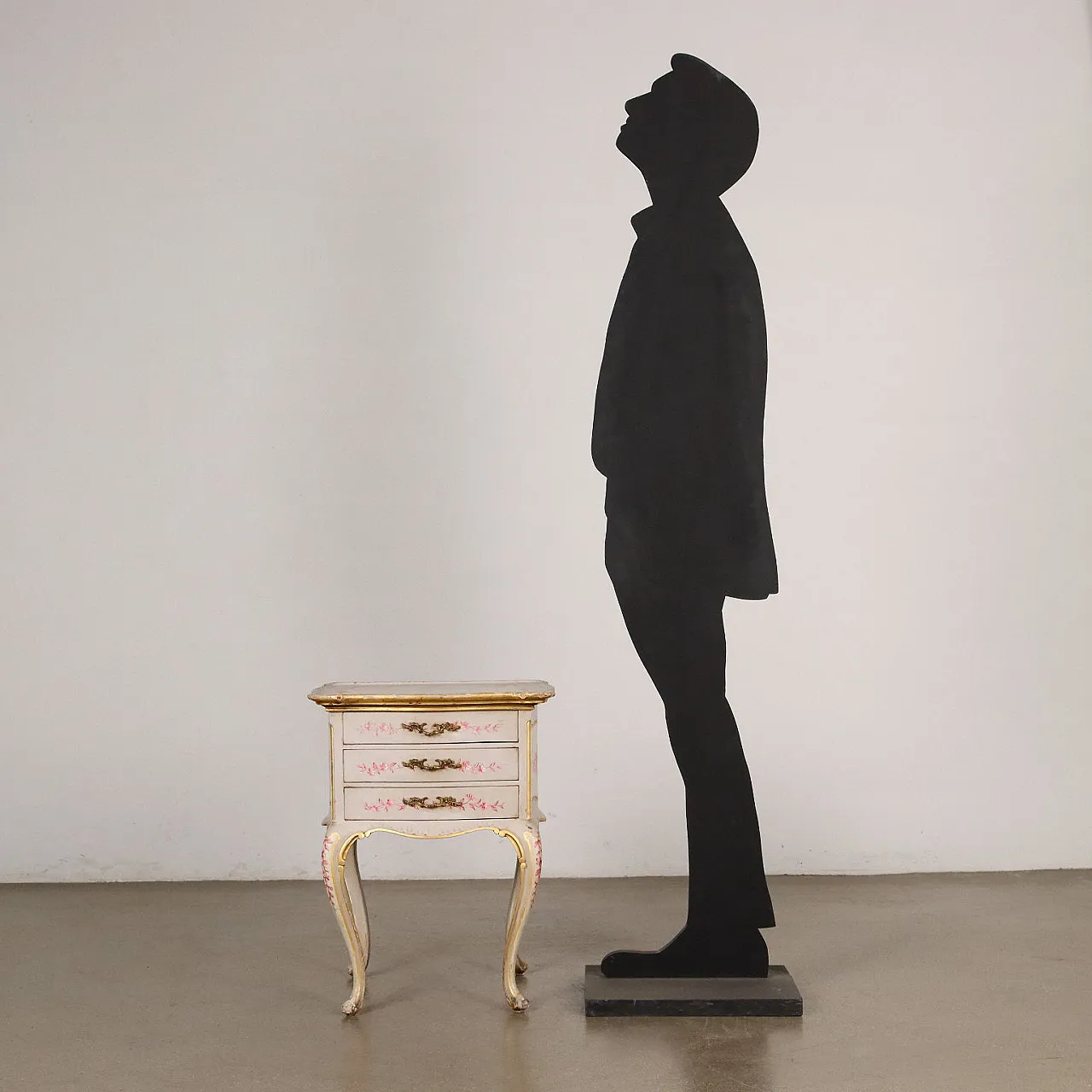 Bedside table in lacquered wood, golden details & floral motifs 2