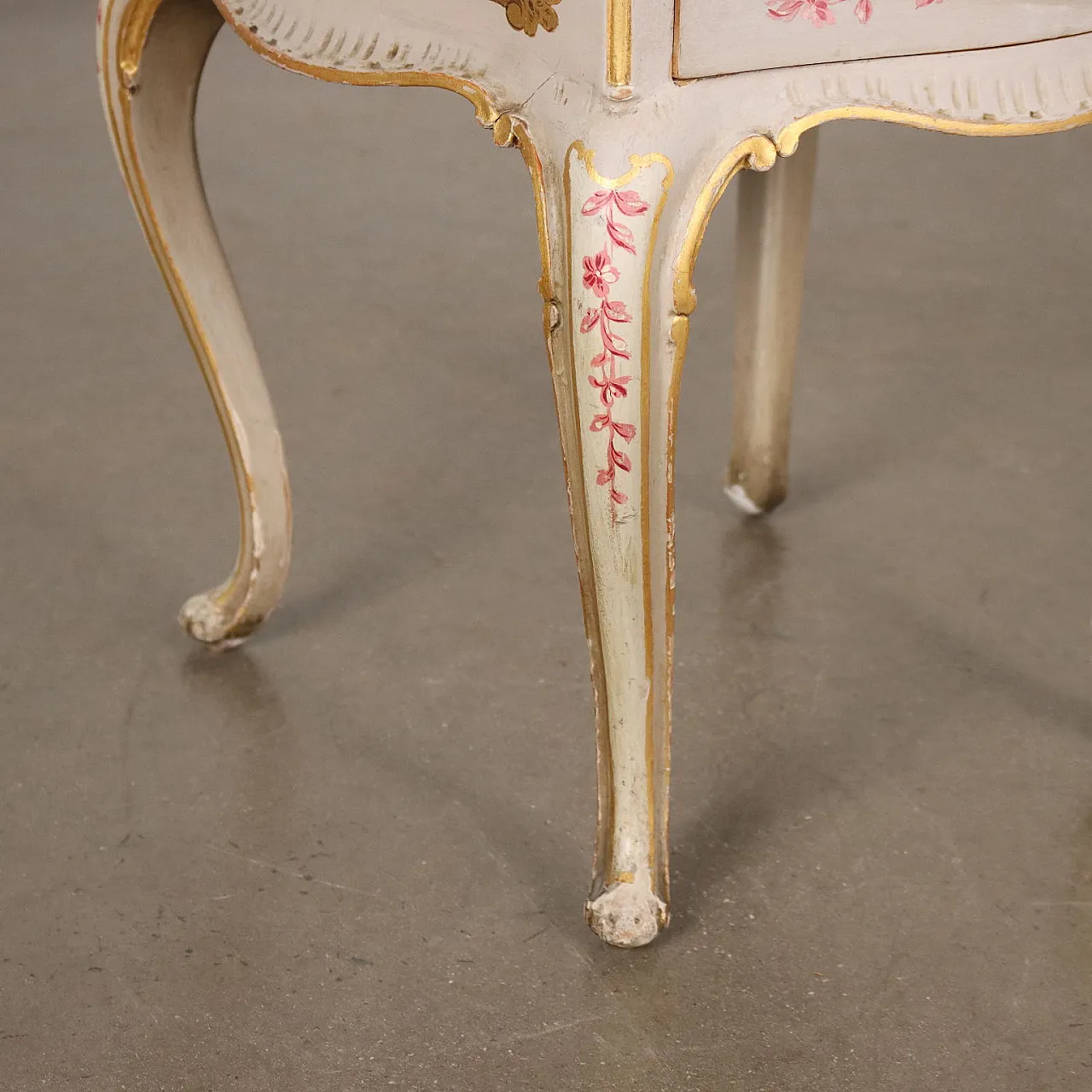 Bedside table in lacquered wood, golden details & floral motifs 8