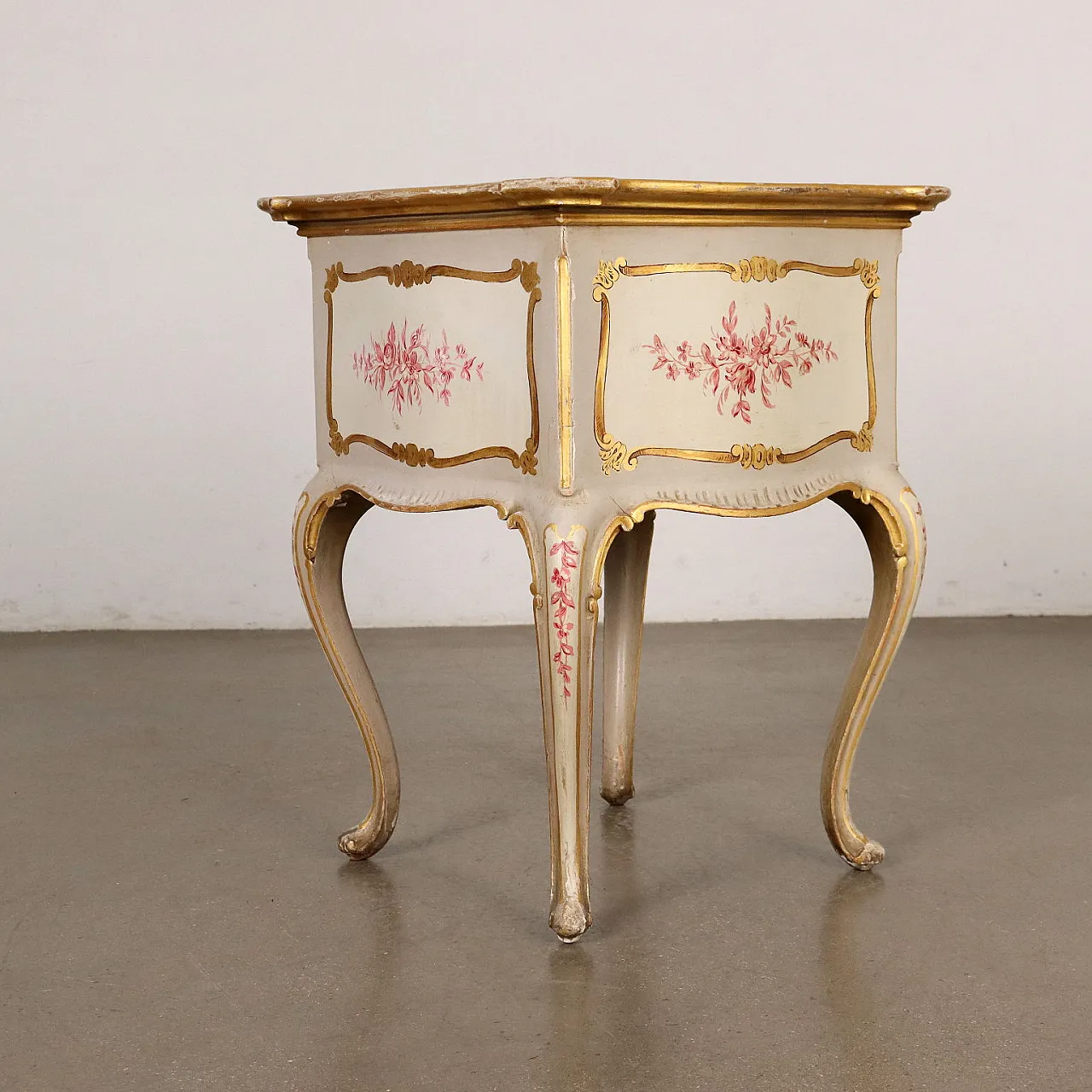 Bedside table in lacquered wood, golden details & floral motifs 9