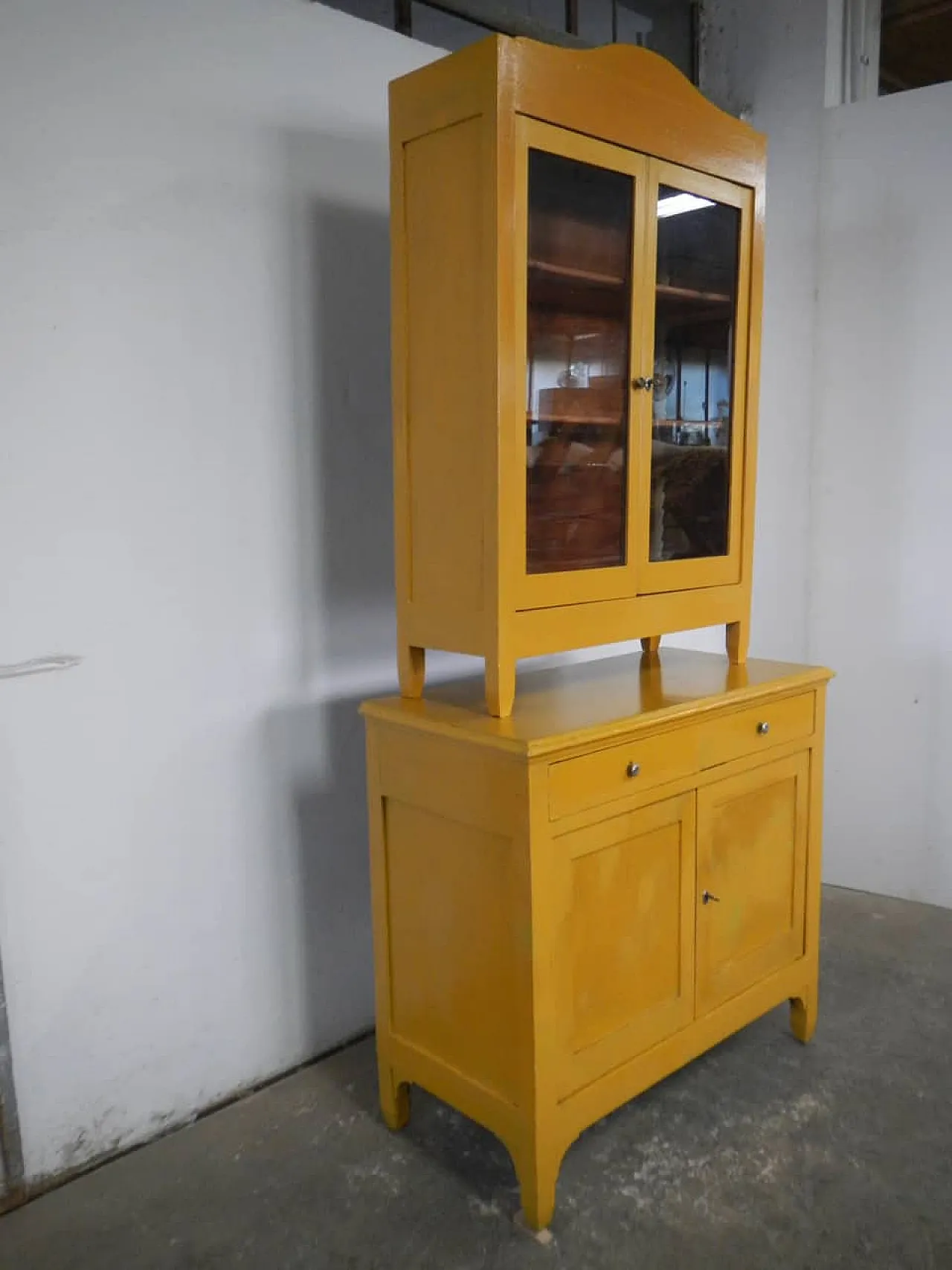 Yellow oak rustic sideboard and glass cabinet, 1920 4