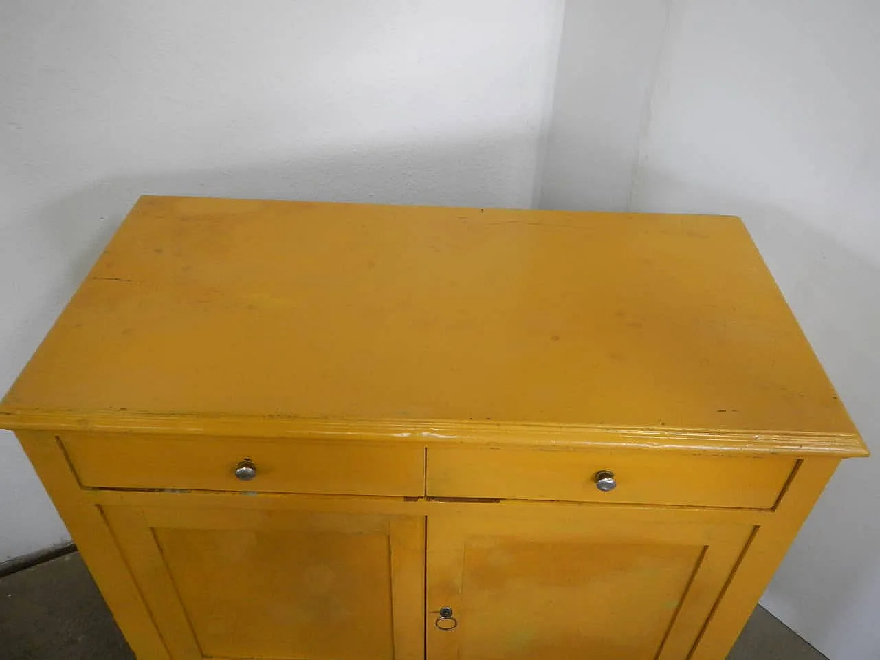 Yellow oak rustic sideboard and glass cabinet, 1920 9