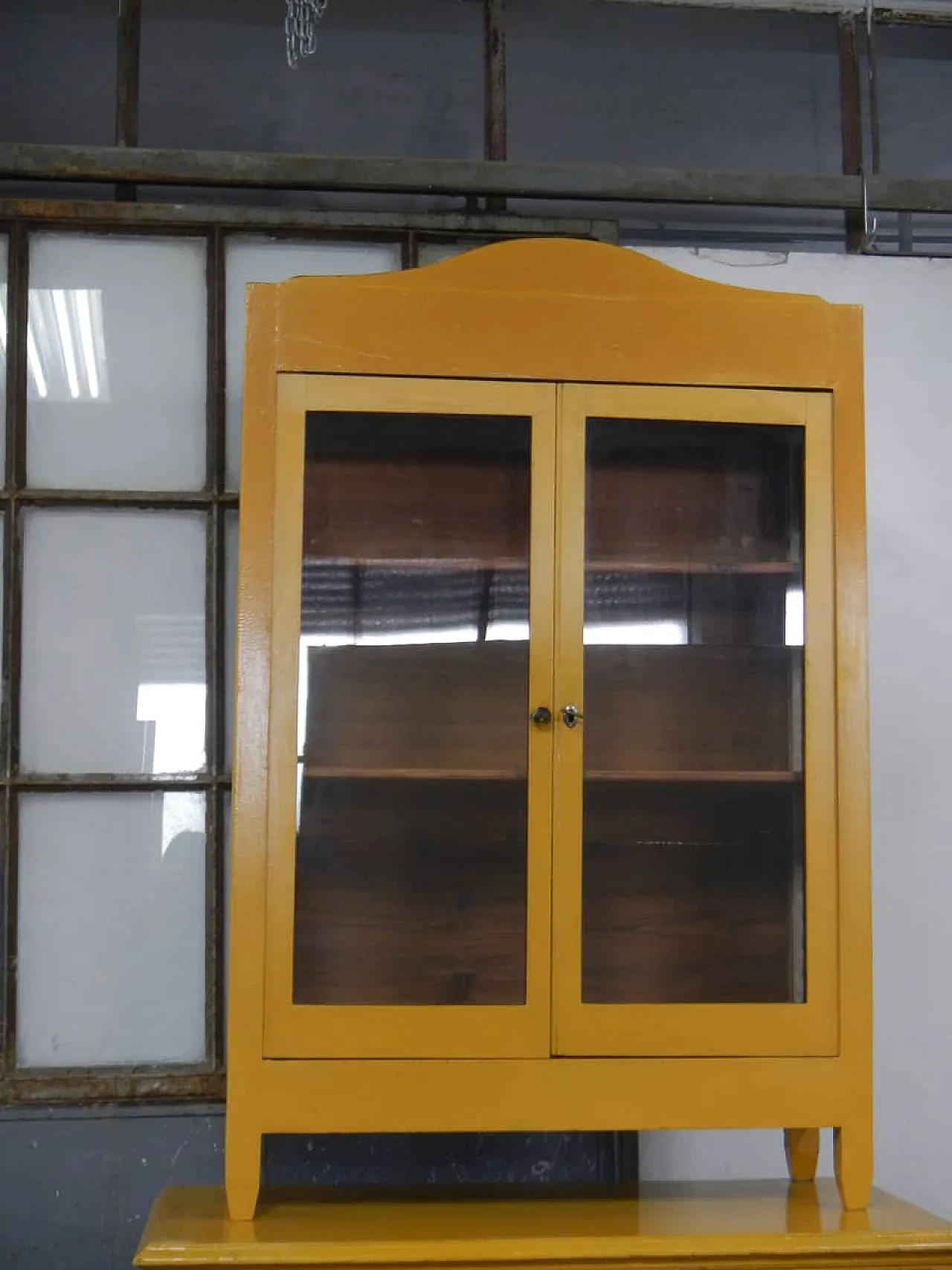 Yellow oak rustic sideboard and glass cabinet, 1920 10