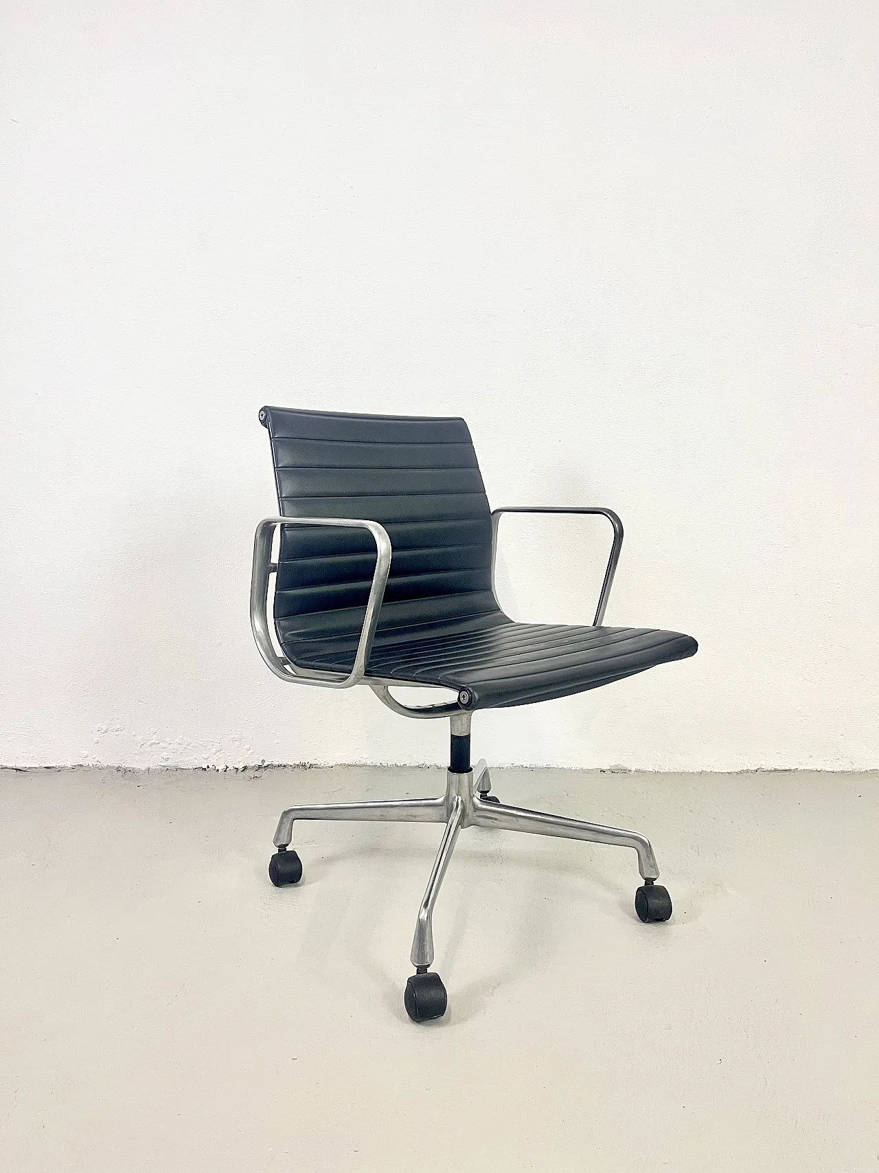 EA 108 office armchair, 90s 1