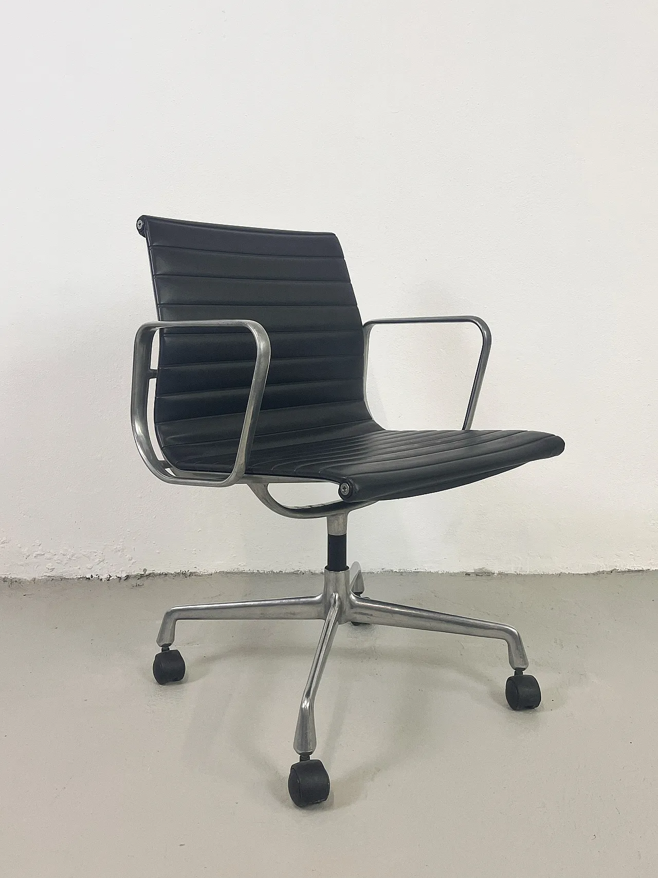 EA 108 office armchair, 90s 2