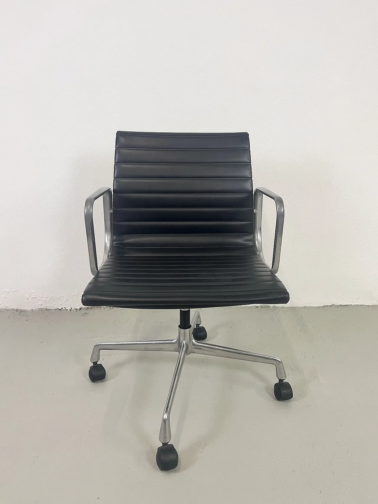 EA 108 office armchair, 90s 4