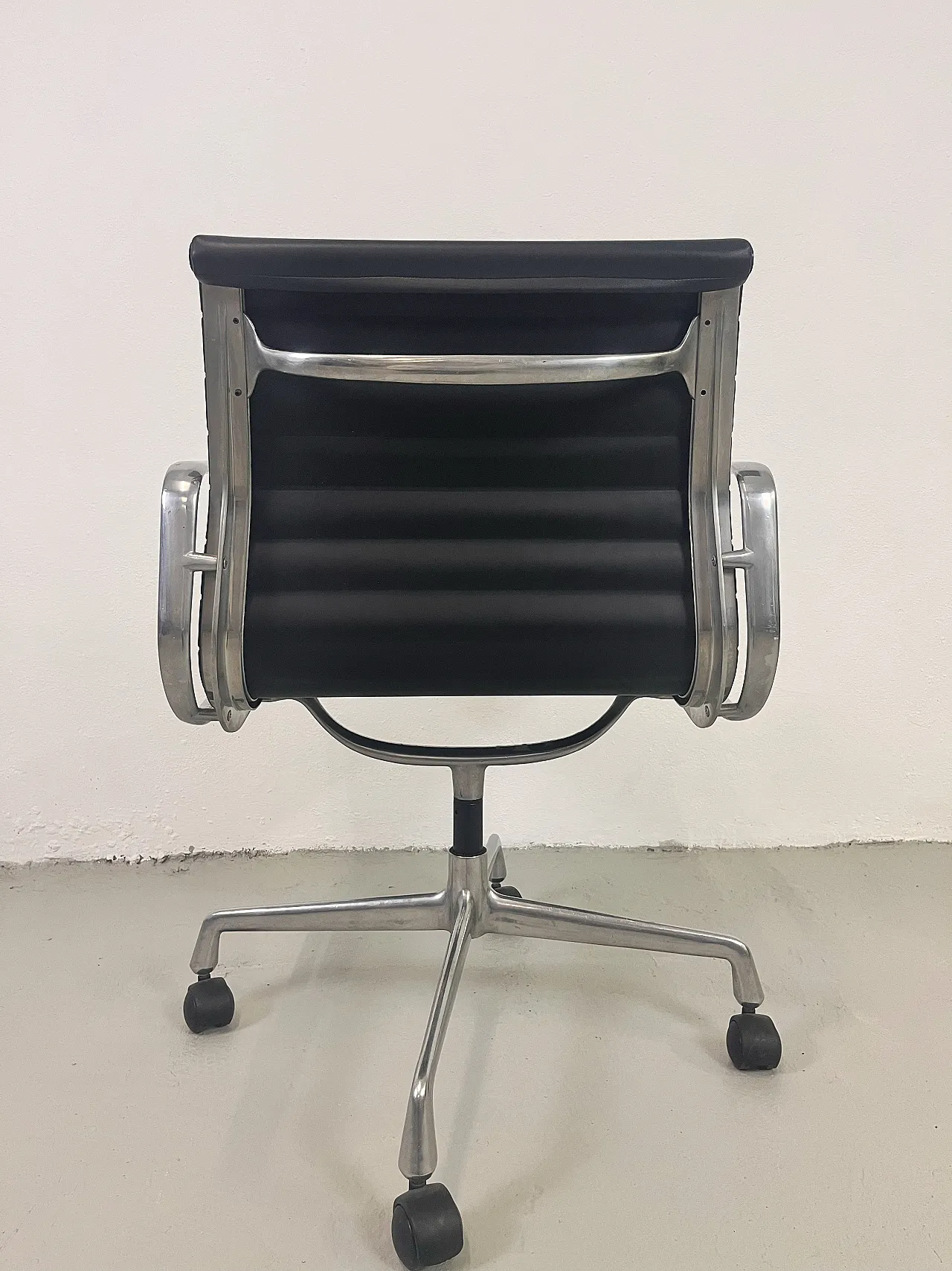 EA 108 office armchair, 90s 8