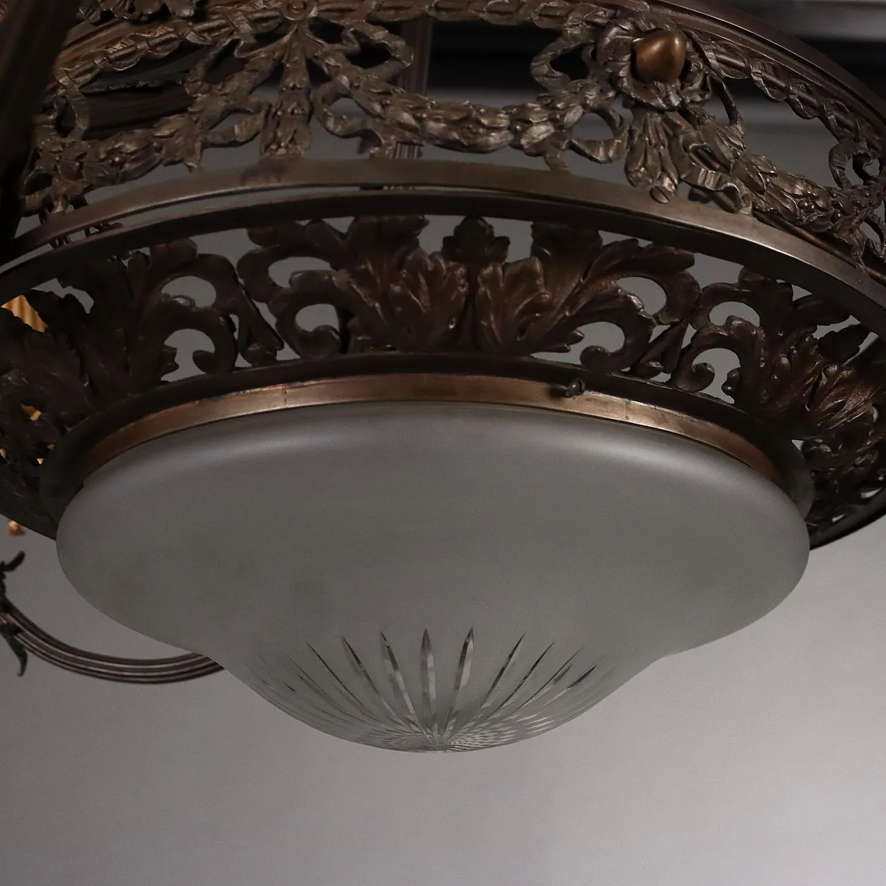 6-Light chandelier in bronze and ground glass with leaf motifs 6