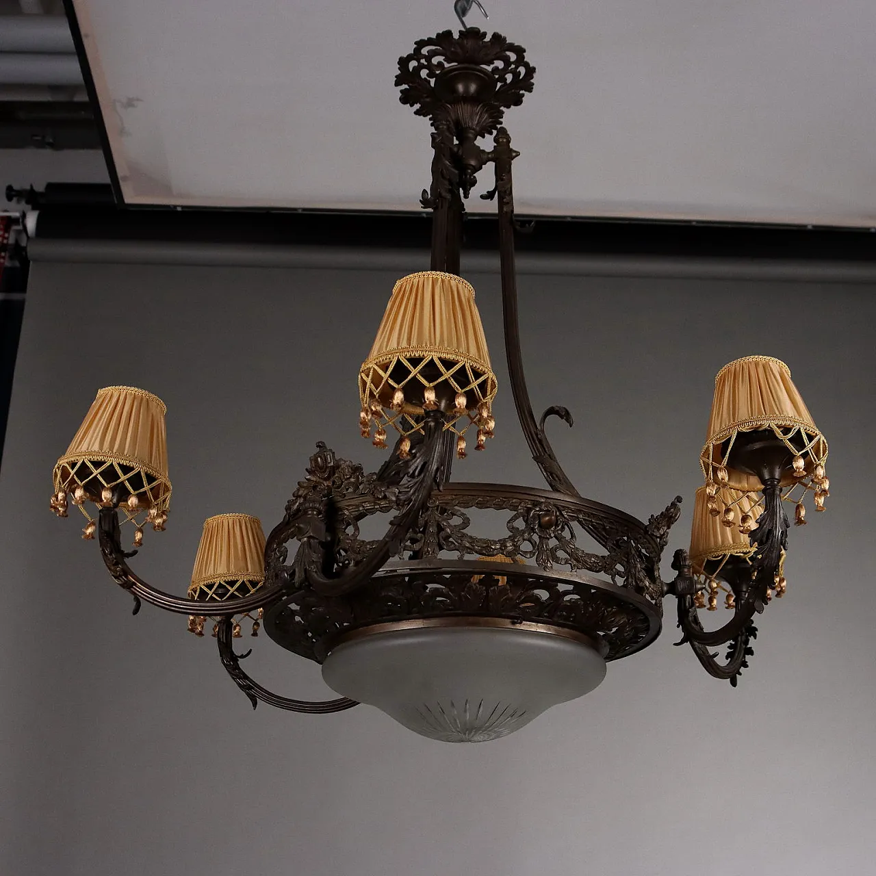 6-Light chandelier in bronze and ground glass with leaf motifs 8
