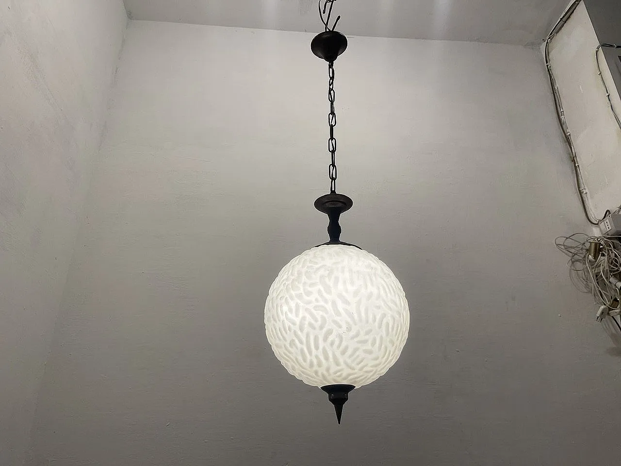 Lampada a sospensione in vetro opalino e bronzo, anni '50 2