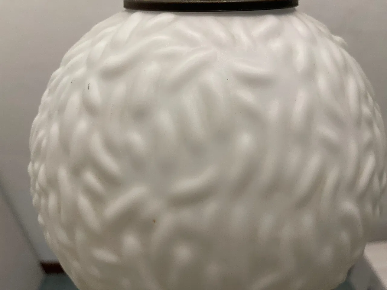 Lampada a sospensione in vetro opalino e bronzo, anni '50 3