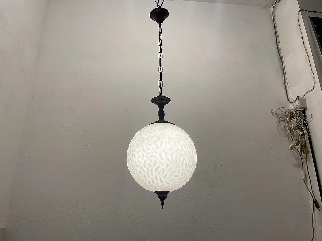 Lampada a sospensione in vetro opalino e bronzo, anni '50 4