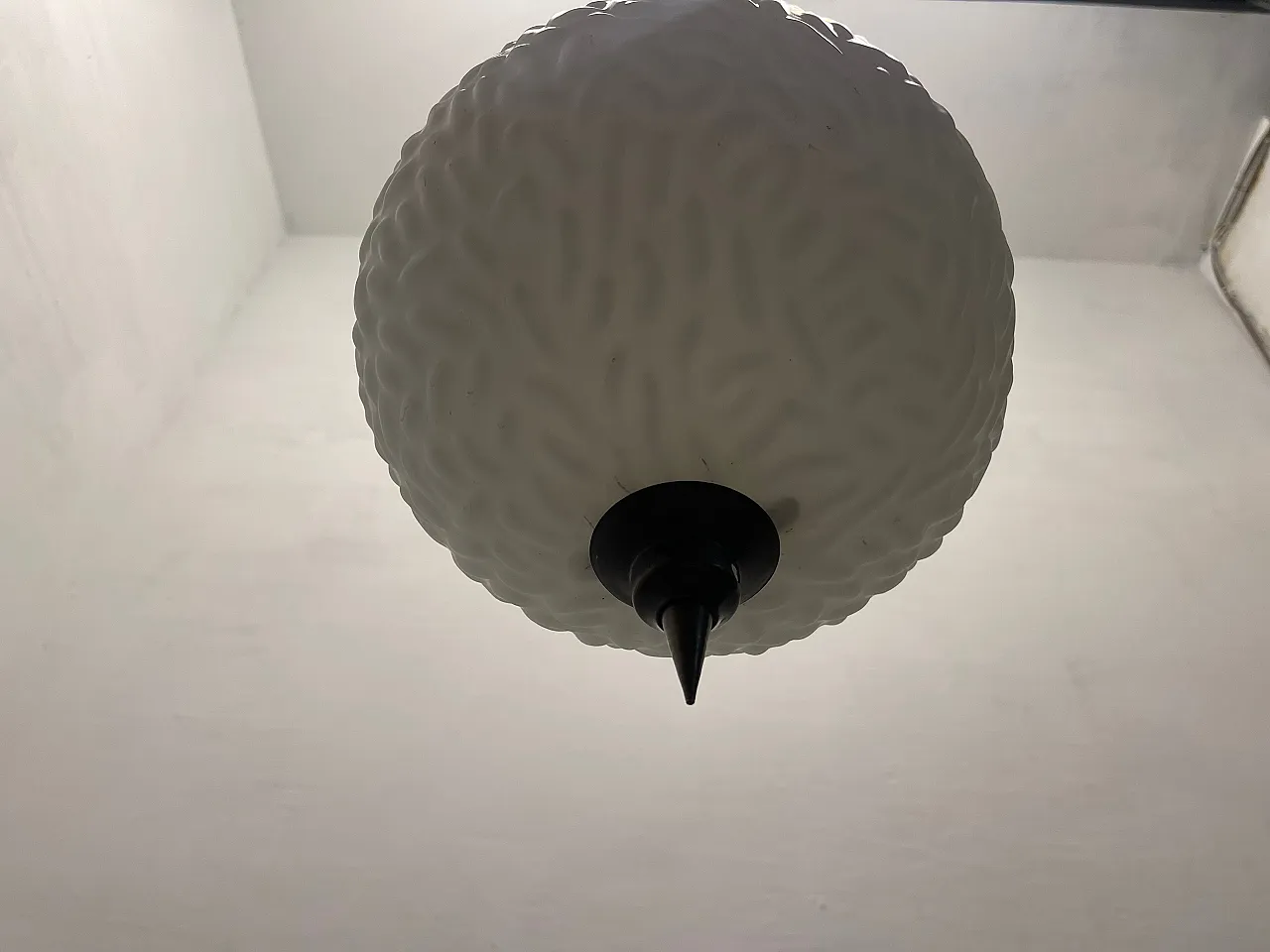 Lampada a sospensione in vetro opalino e bronzo, anni '50 5