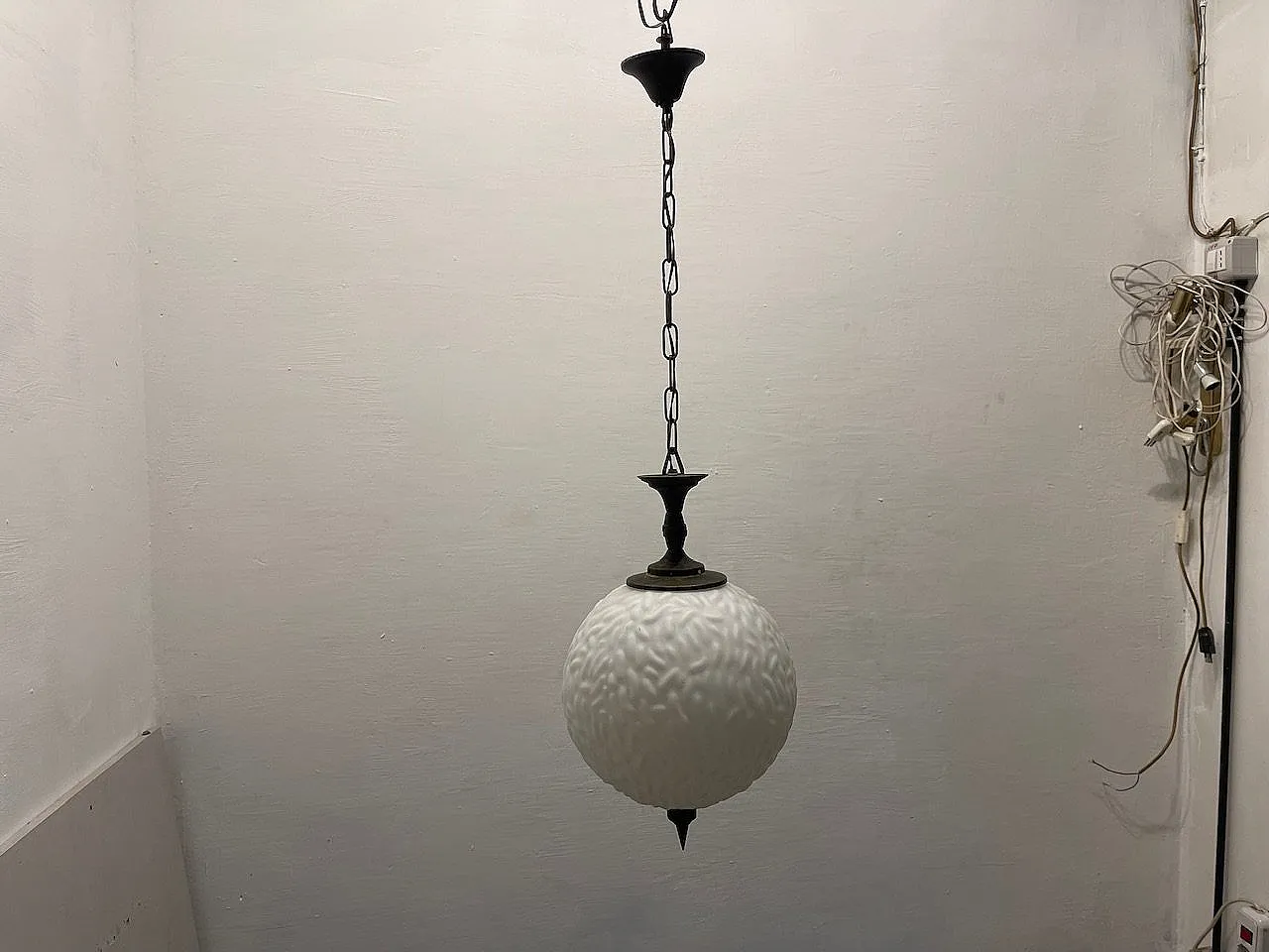 Lampada a sospensione in vetro opalino e bronzo, anni '50 6