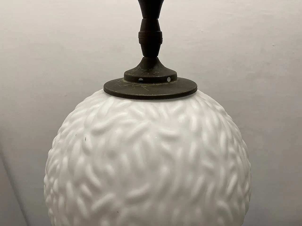 Lampada a sospensione in vetro opalino e bronzo, anni '50 7
