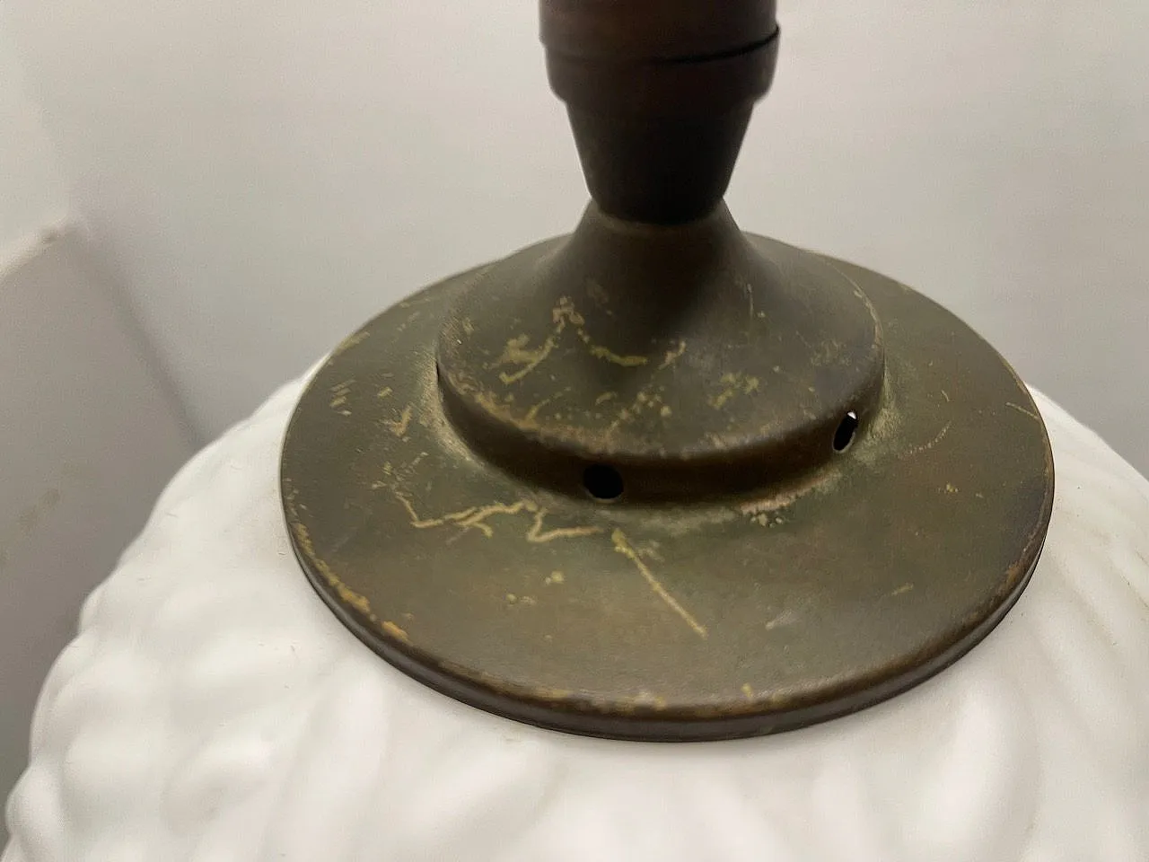 Lampada a sospensione in vetro opalino e bronzo, anni '50 8