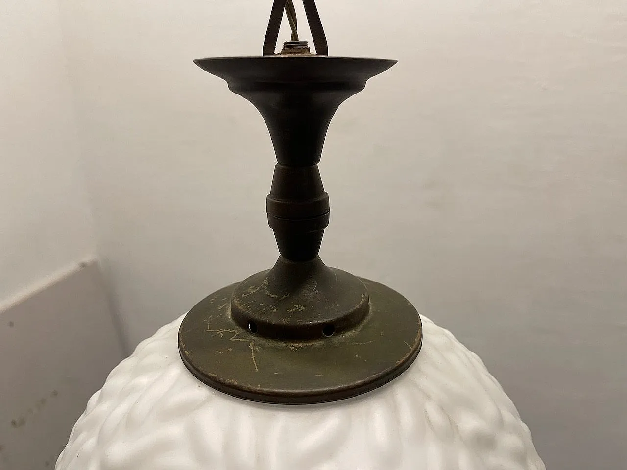 Lampada a sospensione in vetro opalino e bronzo, anni '50 9