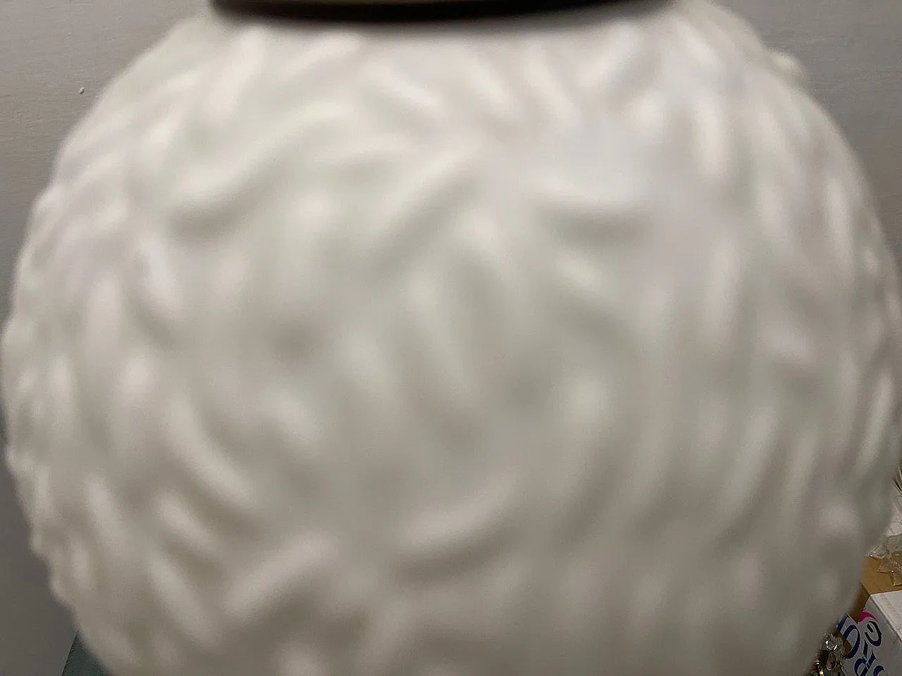 Lampada a sospensione in vetro opalino e bronzo, anni '50 10