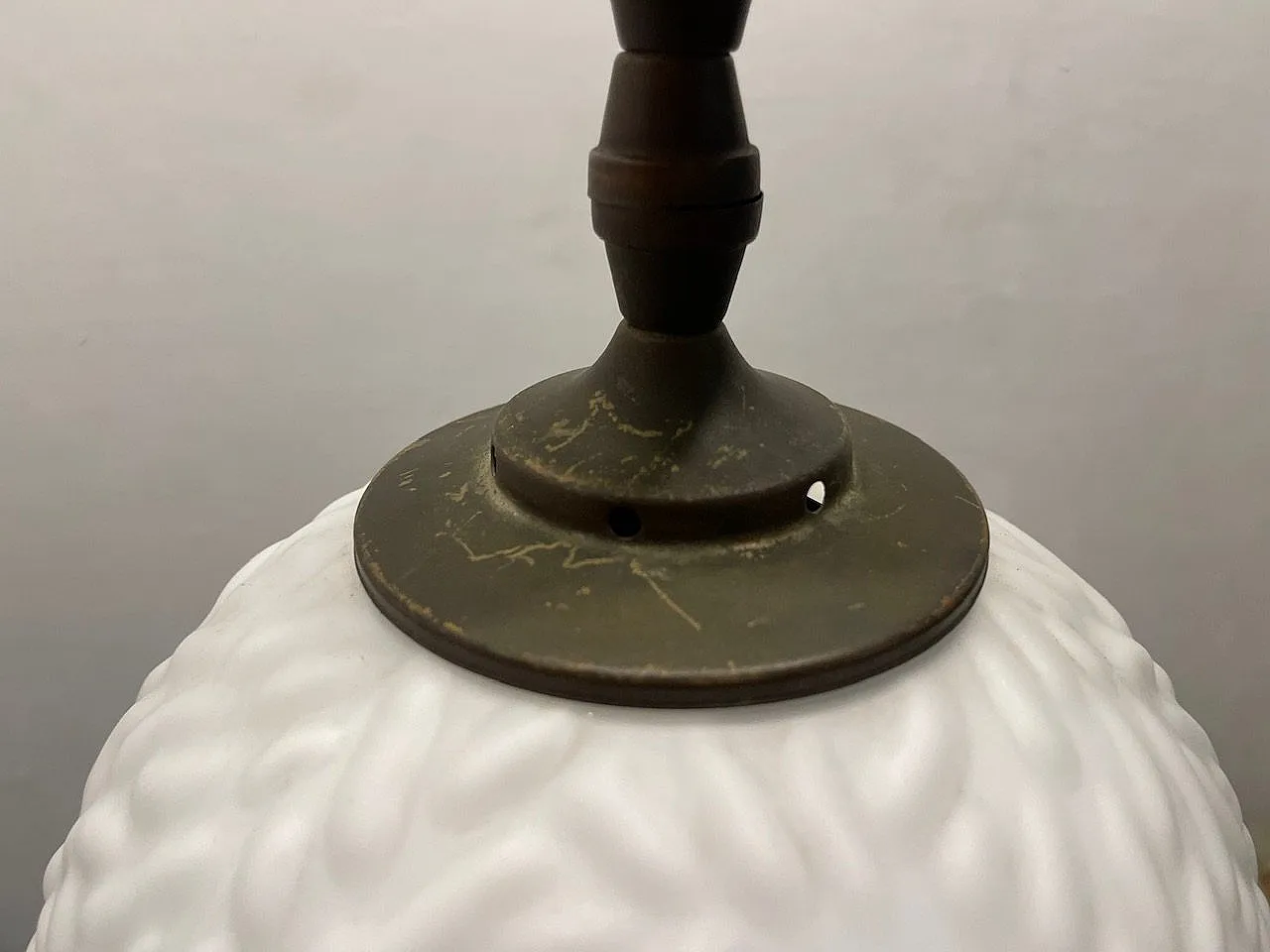 Lampada a sospensione in vetro opalino e bronzo, anni '50 11