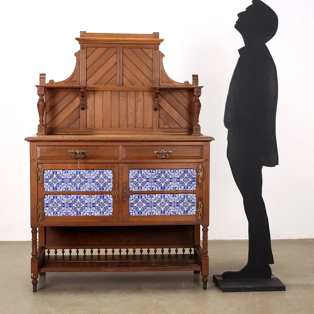 Art Nouveau carved buffet cupboard with tiles, 20th century 2