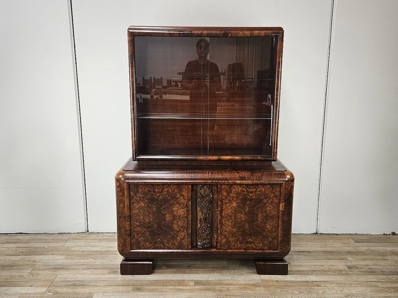 Showcase Art Decò in walnut and walnut root, 1930s 1