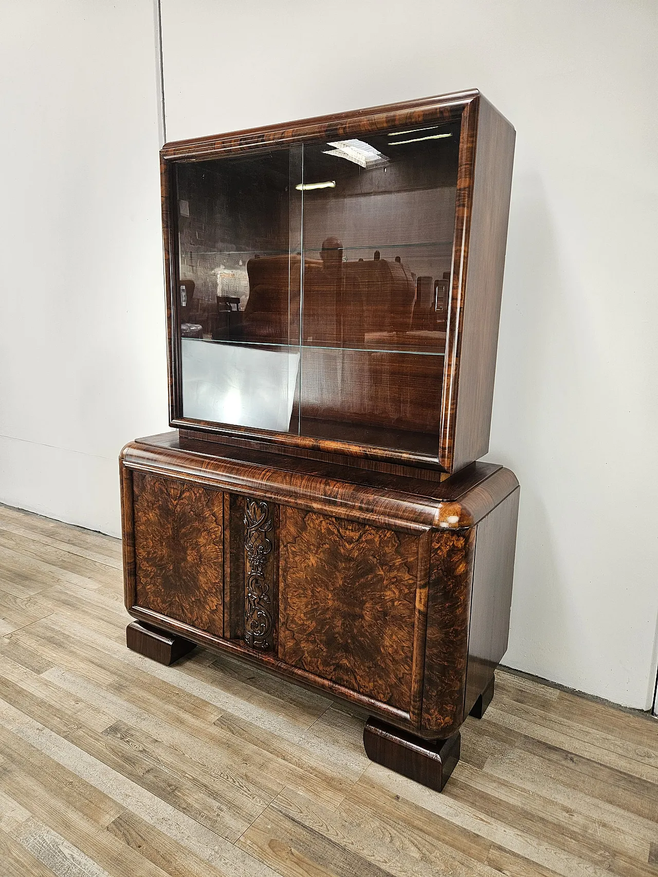 Showcase Art Decò in walnut and walnut root, 1930s 2