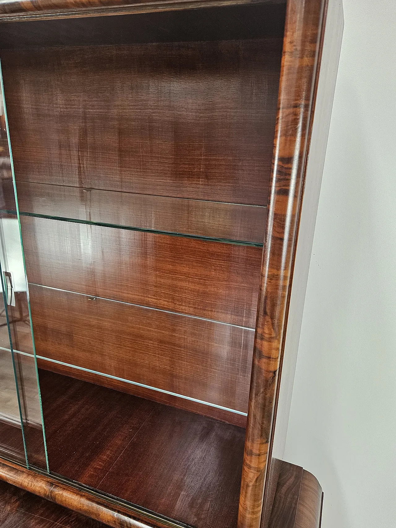 Showcase Art Decò in walnut and walnut root, 1930s 5