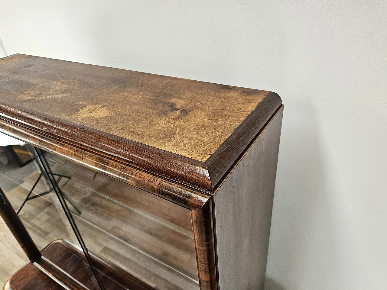 Showcase Art Decò in walnut and walnut root, 1930s 6