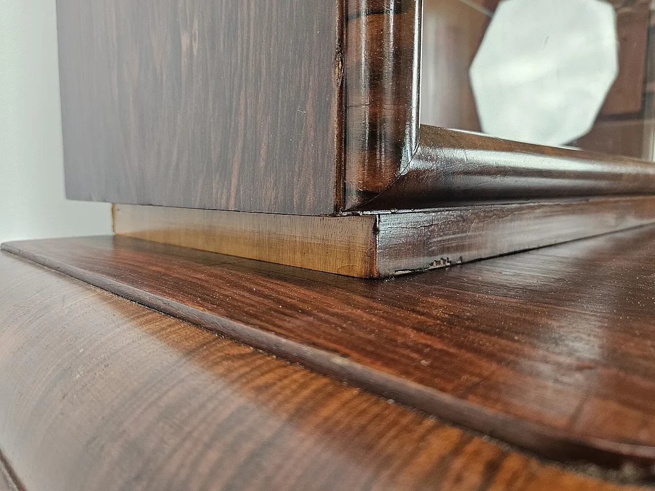 Showcase Art Decò in walnut and walnut root, 1930s 9