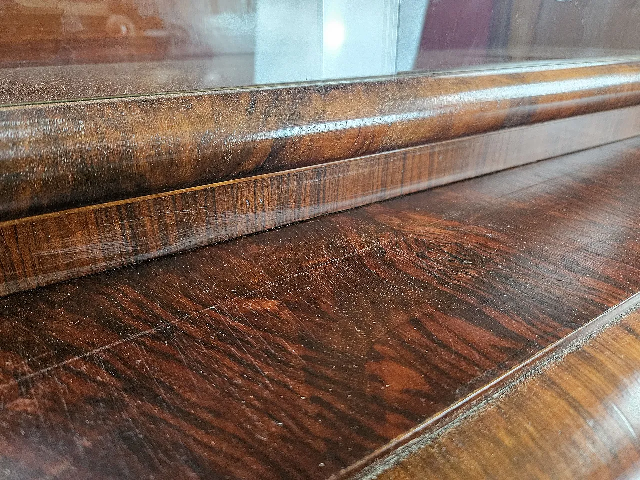 Showcase Art Decò in walnut and walnut root, 1930s 10