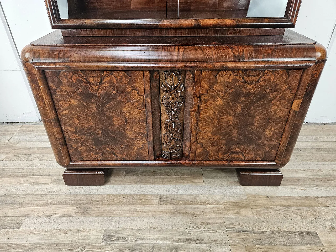 Showcase Art Decò in walnut and walnut root, 1930s 19