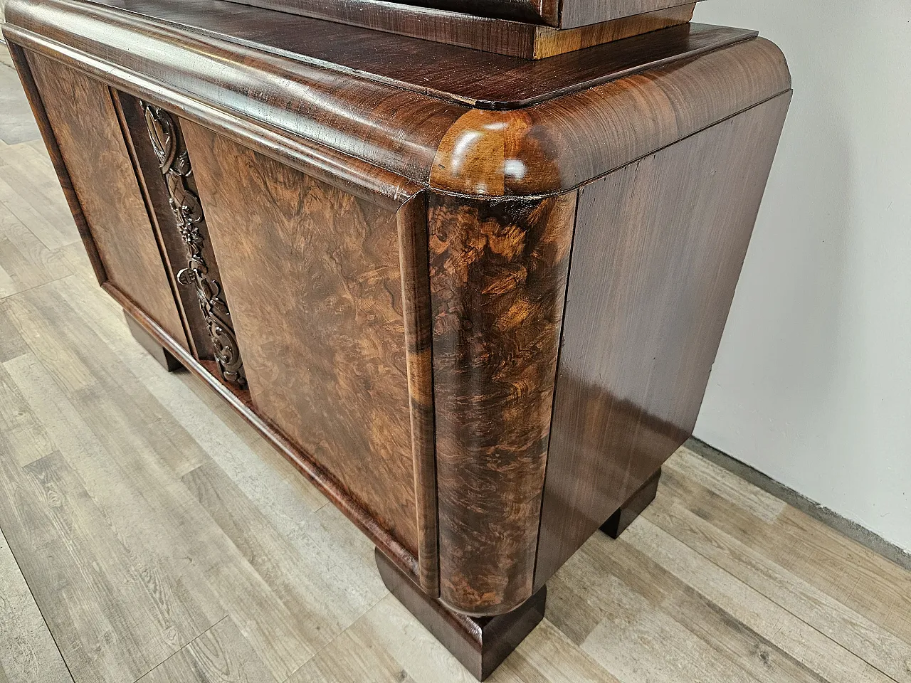 Showcase Art Decò in walnut and walnut root, 1930s 20