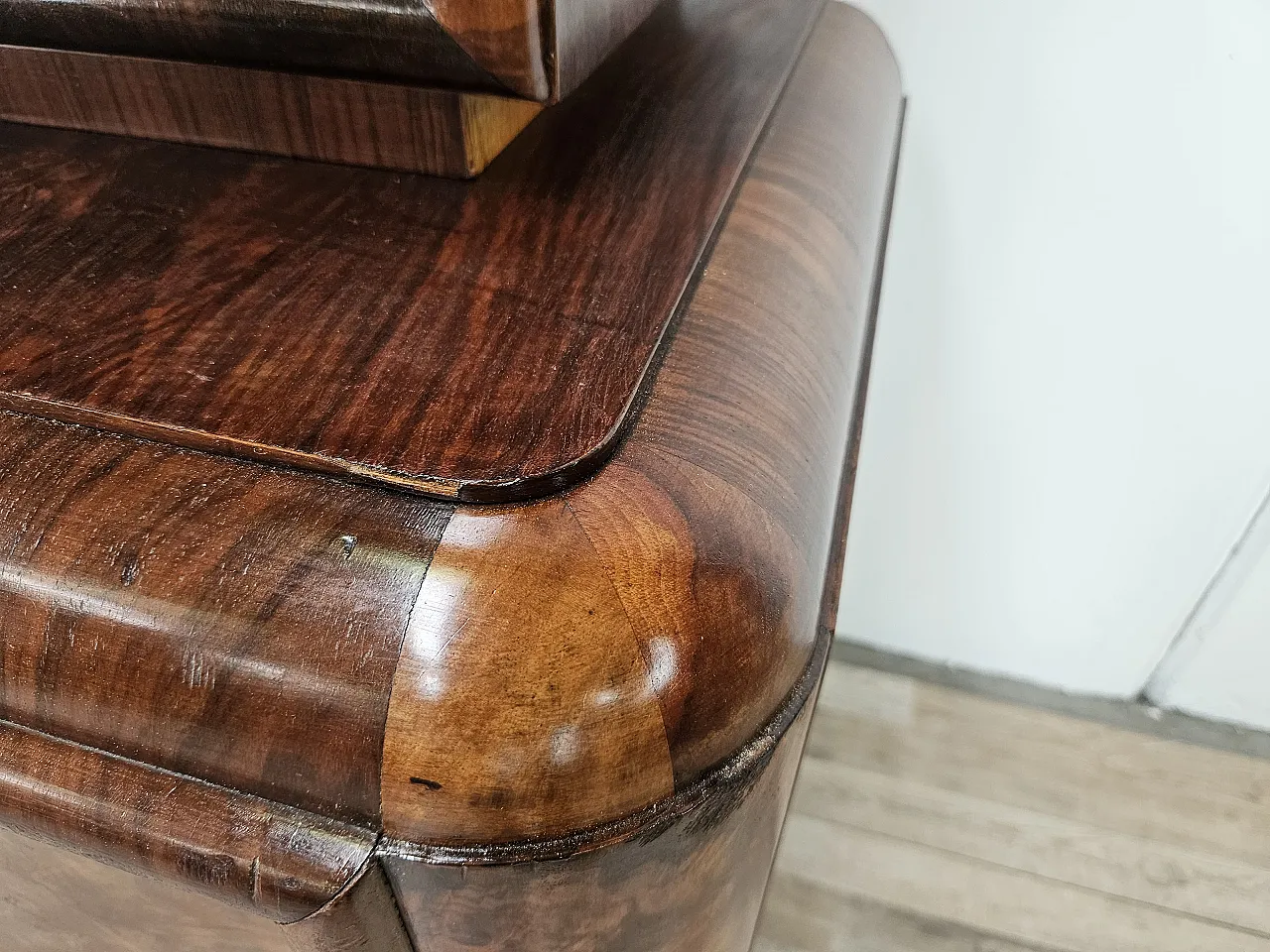 Showcase Art Decò in walnut and walnut root, 1930s 21