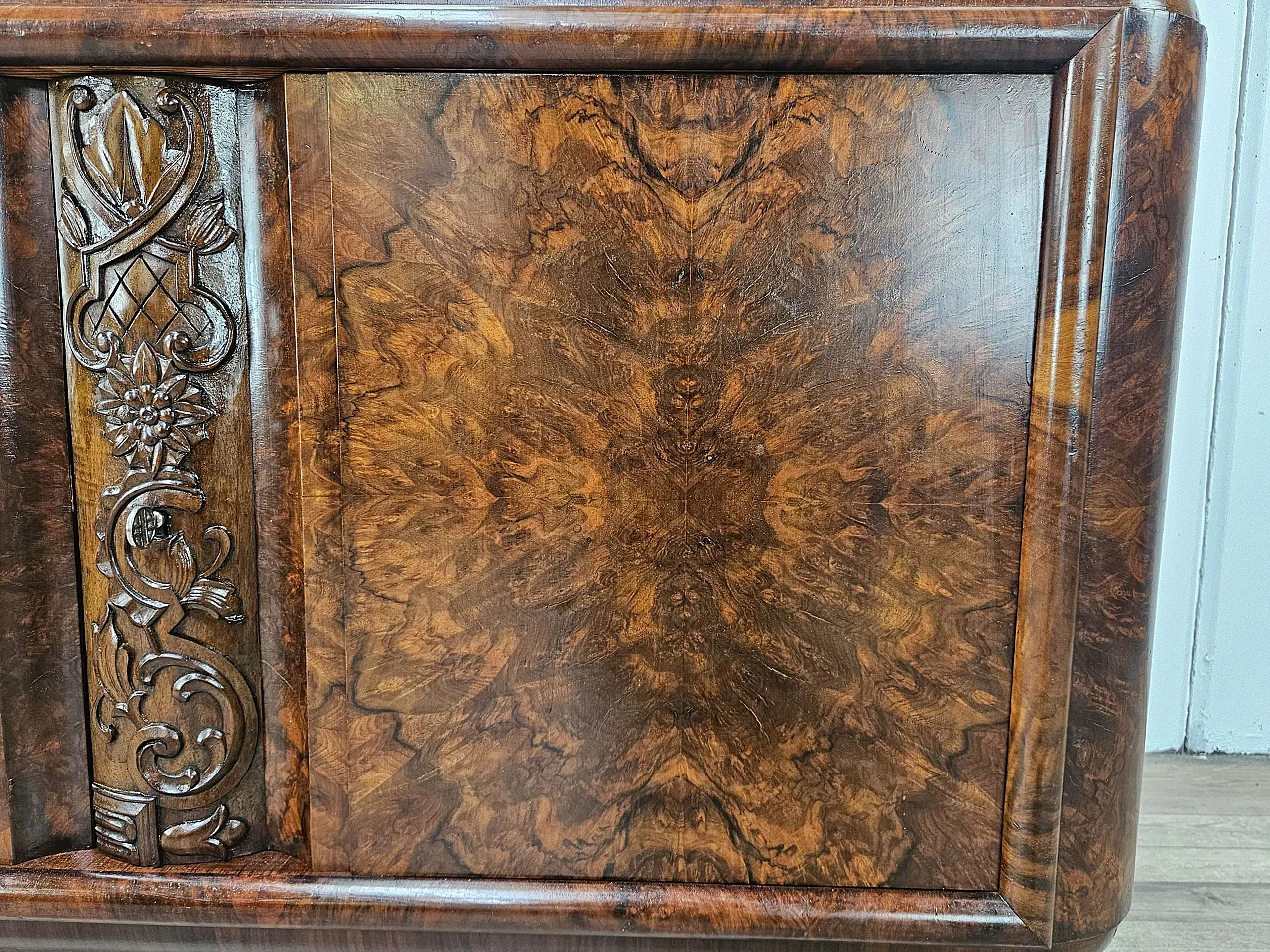Showcase Art Decò in walnut and walnut root, 1930s 23