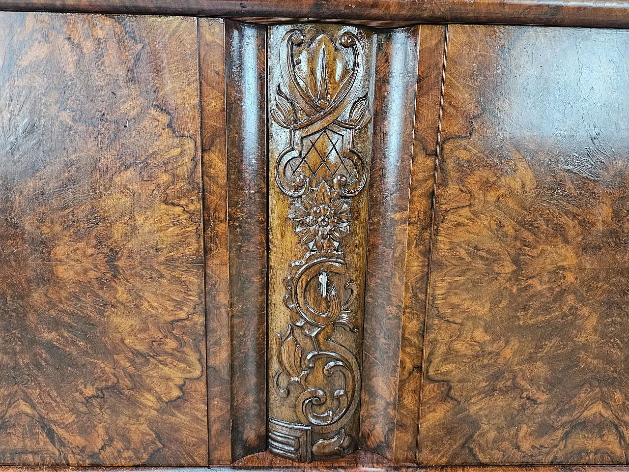 Showcase Art Decò in walnut and walnut root, 1930s 24