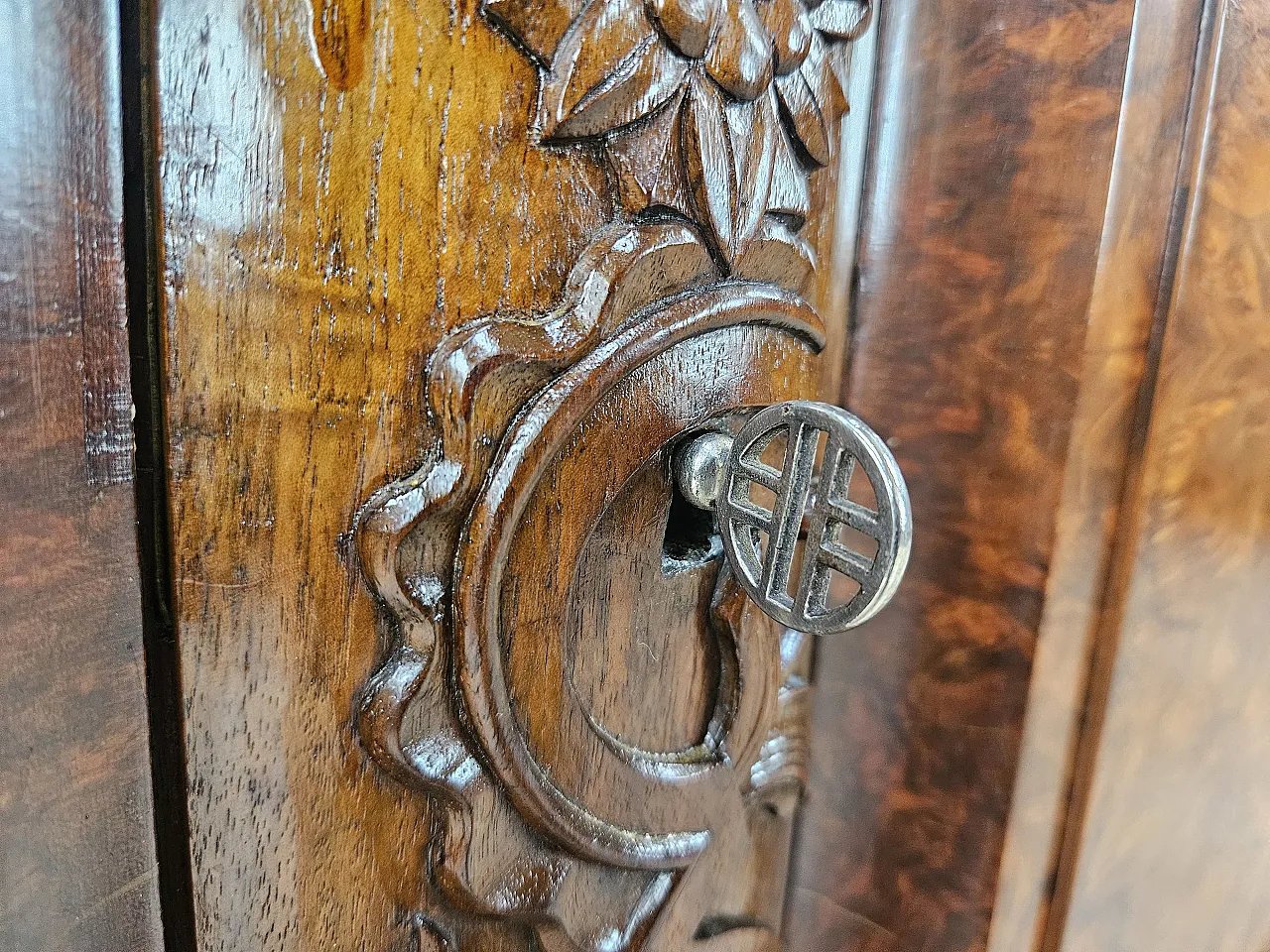 Showcase Art Decò in walnut and walnut root, 1930s 27