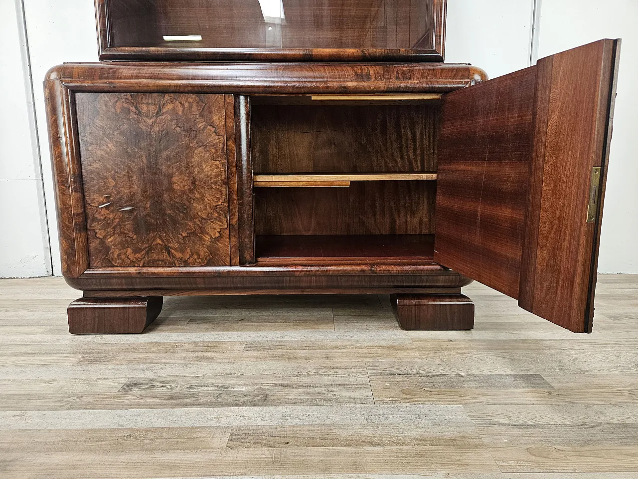 Showcase Art Decò in walnut and walnut root, 1930s 28