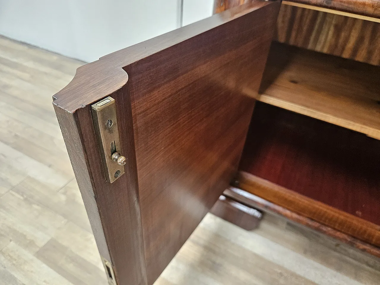 Showcase Art Decò in walnut and walnut root, 1930s 30