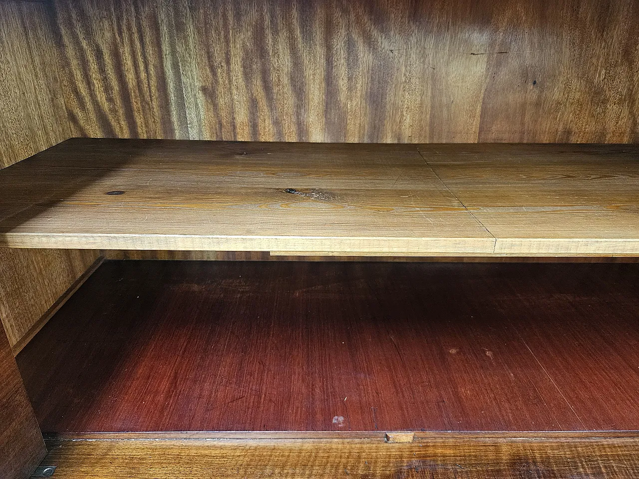 Showcase Art Decò in walnut and walnut root, 1930s 31