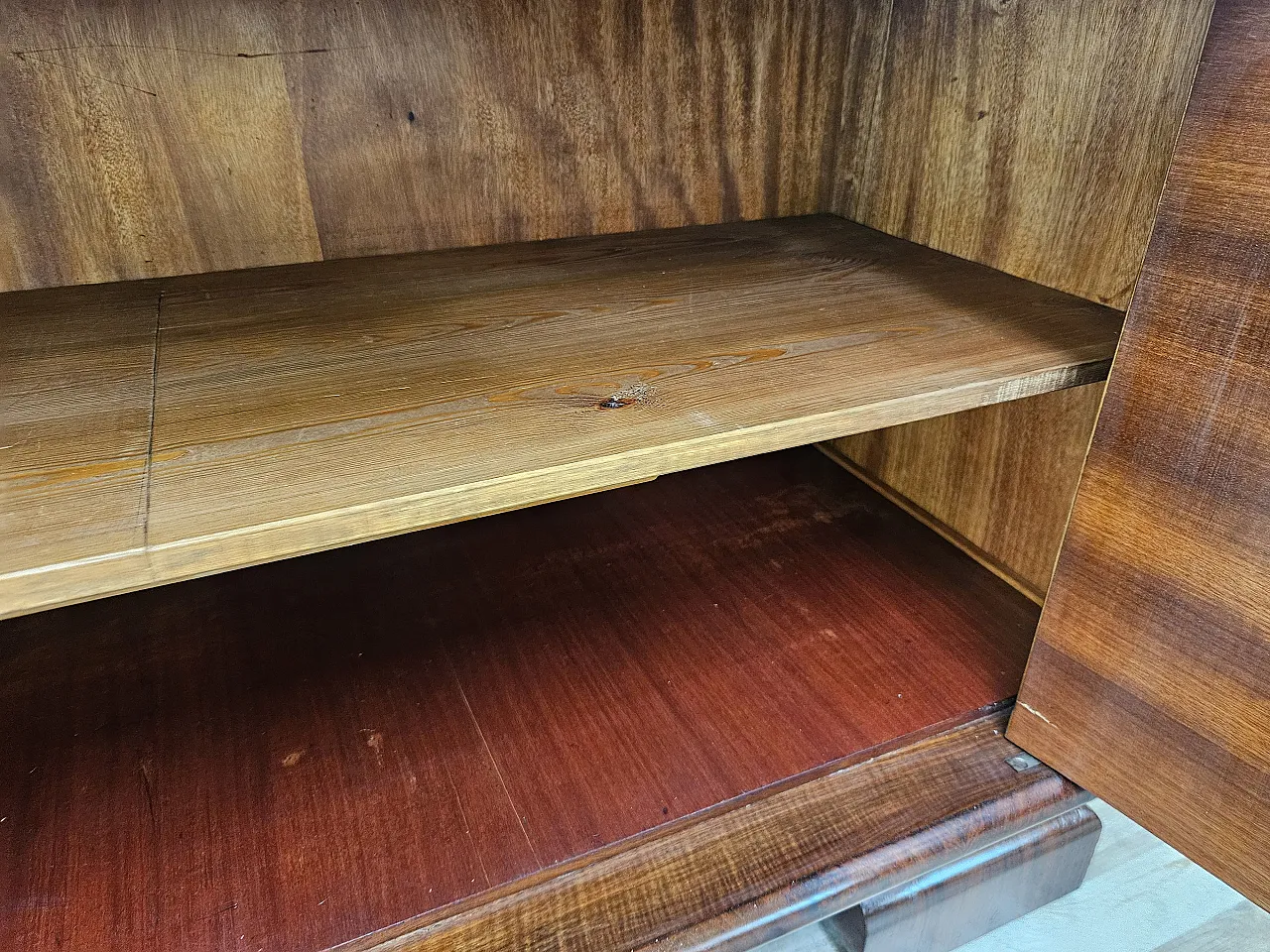 Showcase Art Decò in walnut and walnut root, 1930s 32