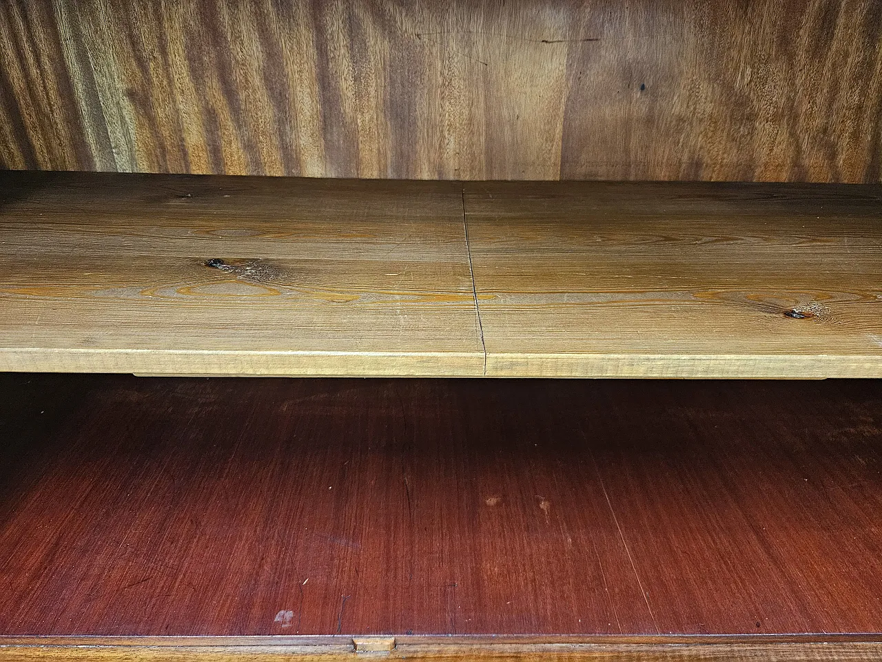 Showcase Art Decò in walnut and walnut root, 1930s 33