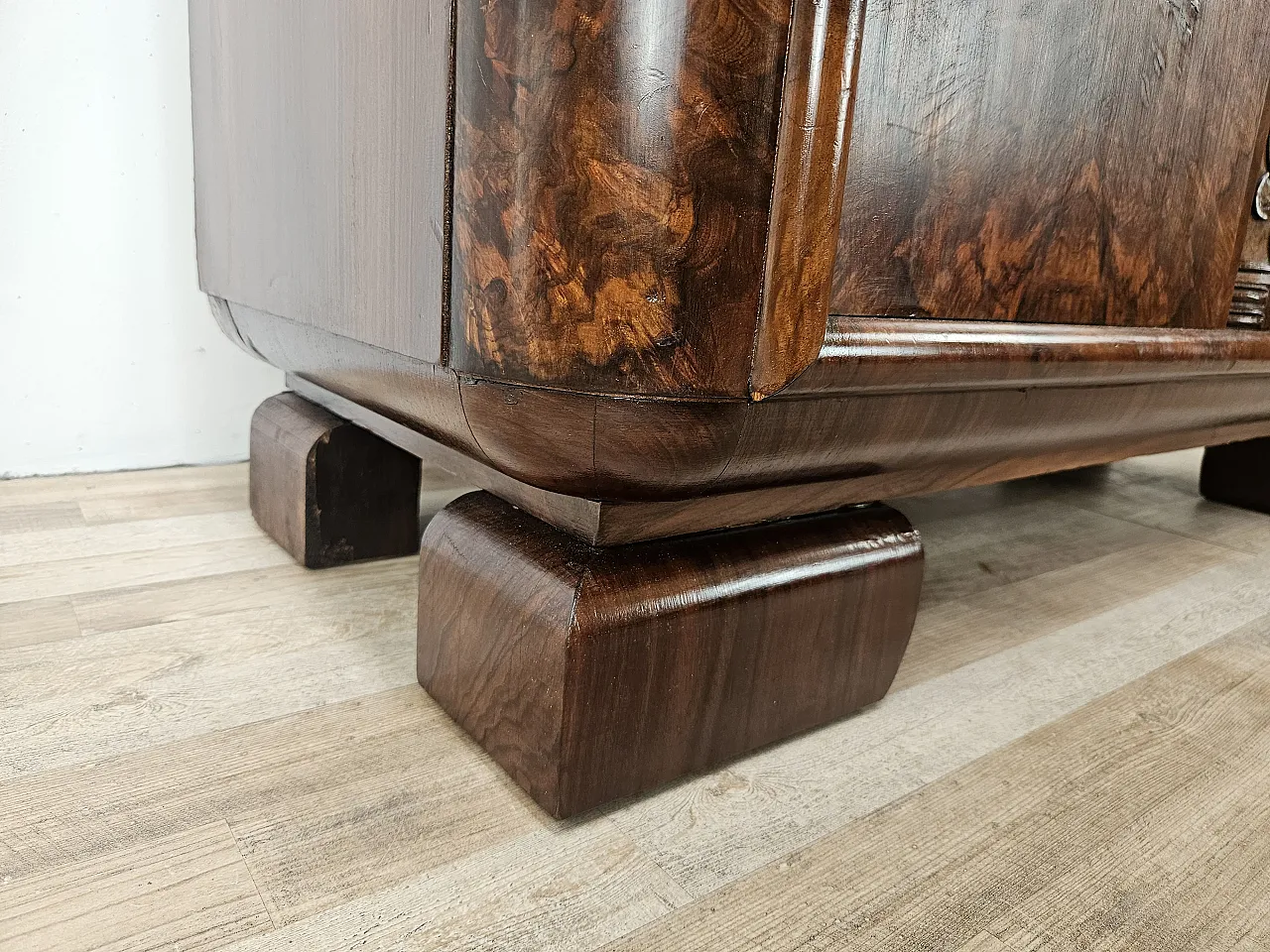 Showcase Art Decò in walnut and walnut root, 1930s 35