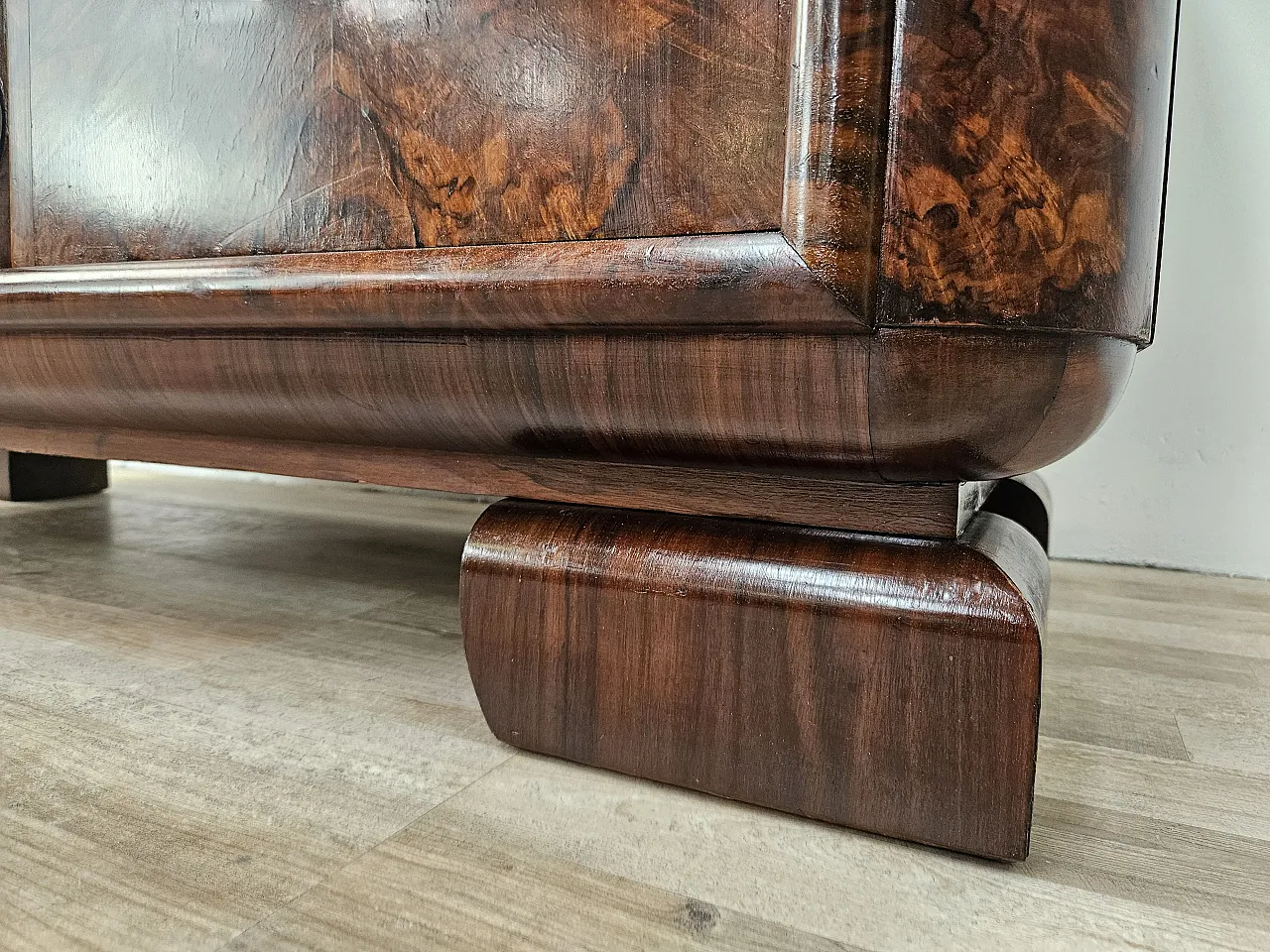 Showcase Art Decò in walnut and walnut root, 1930s 38