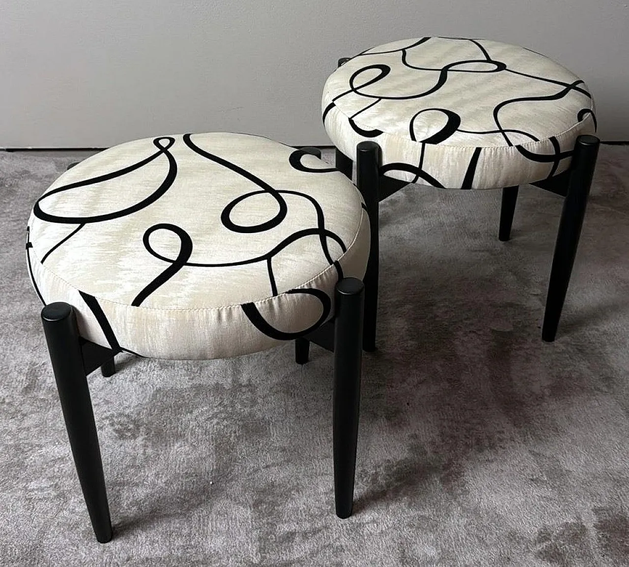 Coppia di sgabelli in legno ebanizzato e tessuto Dedar, anni '60 2