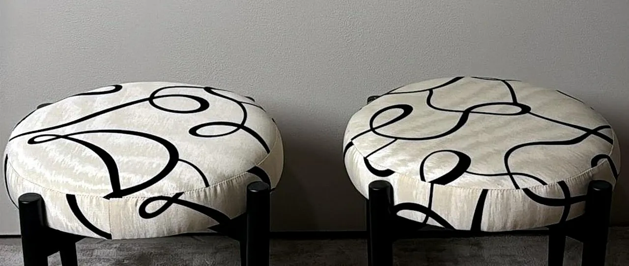 Coppia di sgabelli in legno ebanizzato e tessuto Dedar, anni '60 4