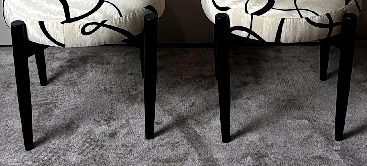 Coppia di sgabelli in legno ebanizzato e tessuto Dedar, anni '60 5