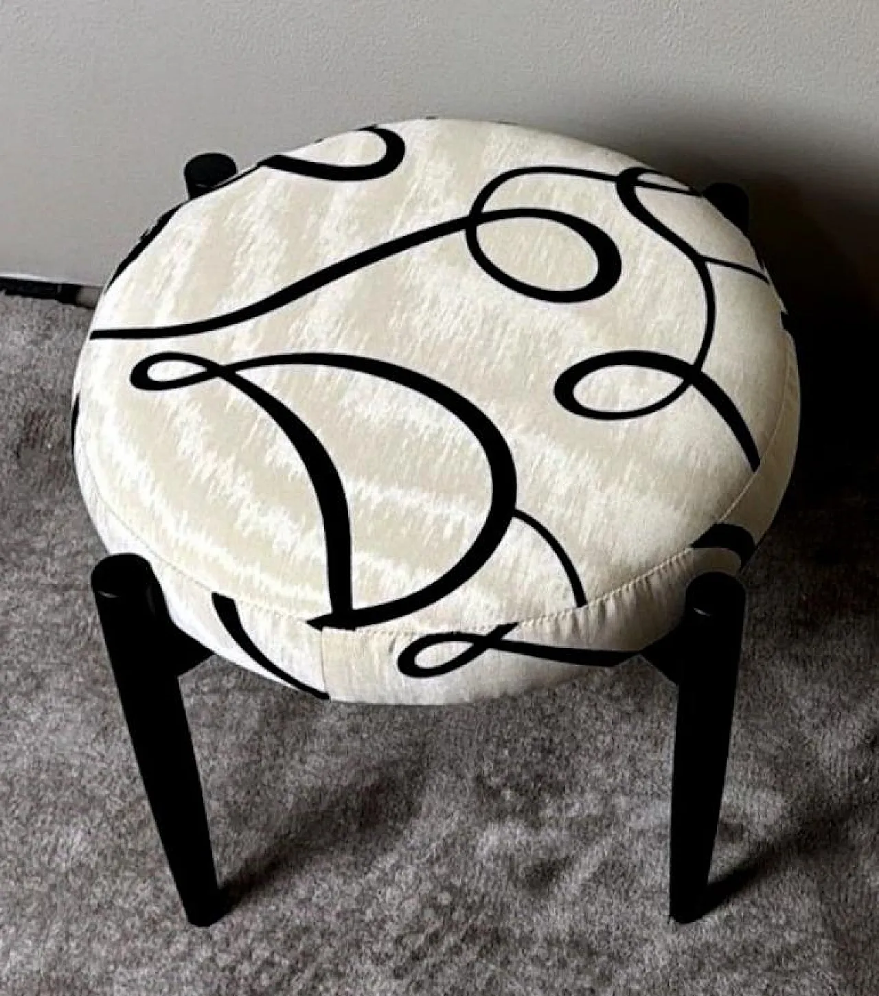 Coppia di sgabelli in legno ebanizzato e tessuto Dedar, anni '60 6